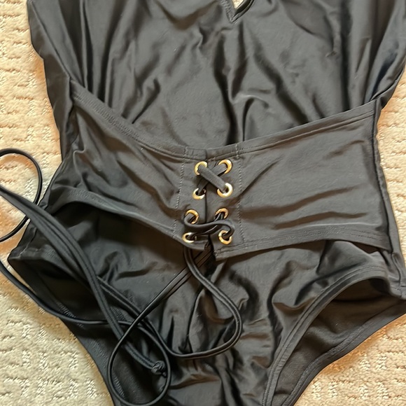 Black one piece high leg bathing suit - Picture 3 of 4